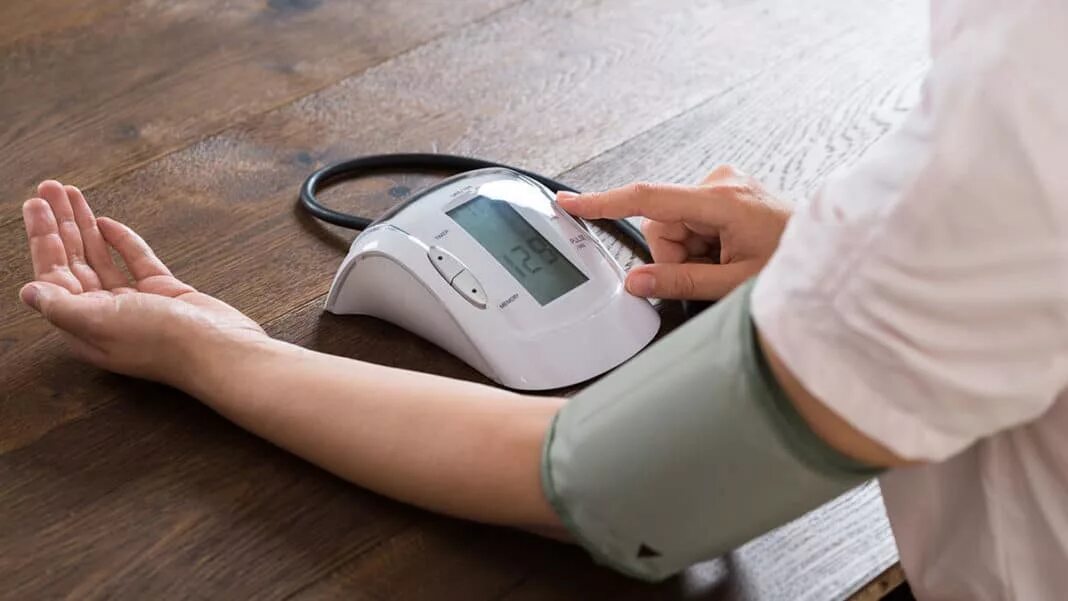 почему на руках разное давление показывает тонометр