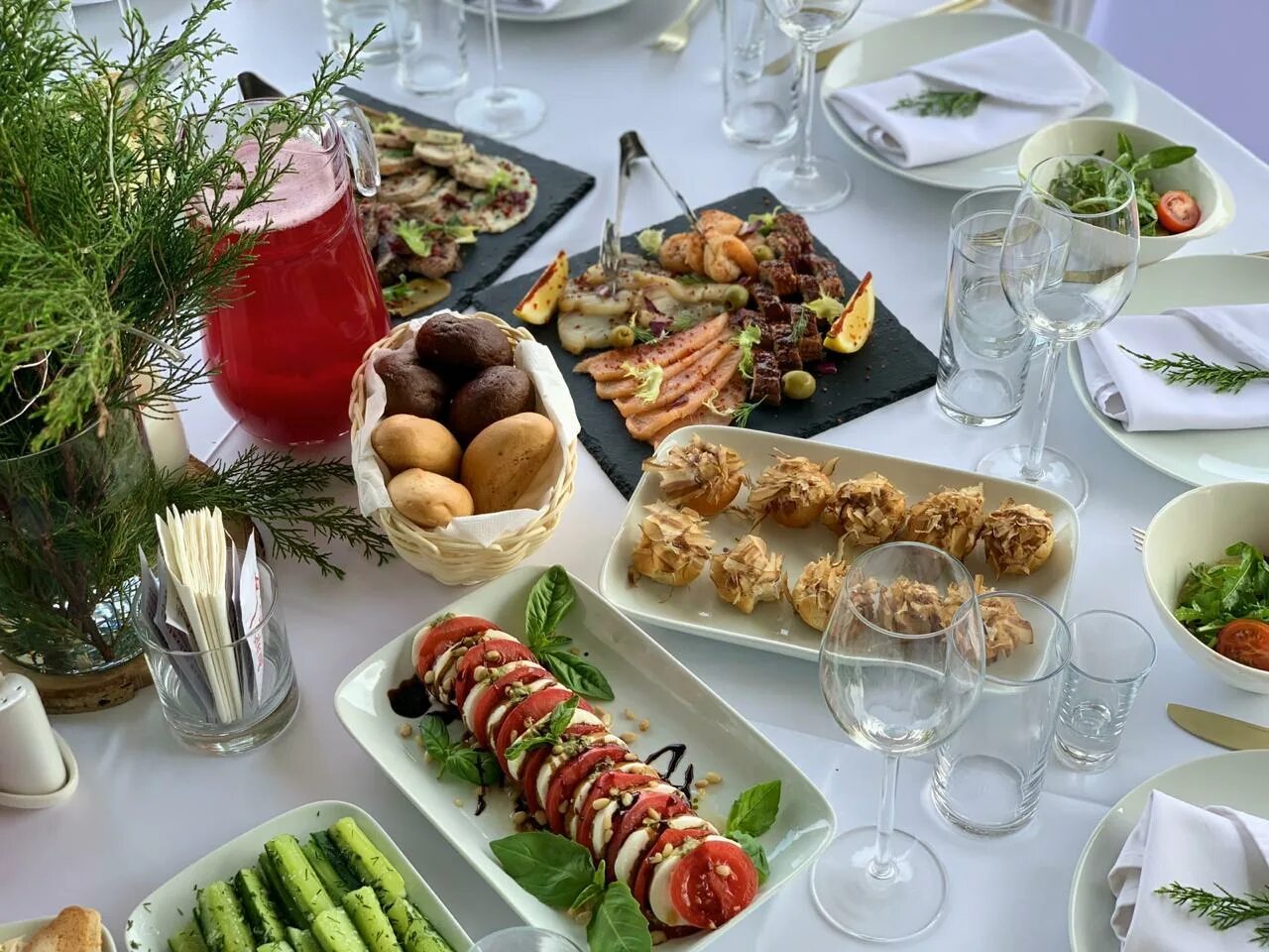 ресторанные закуски. стол на банкет меню. накрытый стол в ресторане. свадебный стол с едой. что подают на банкете.