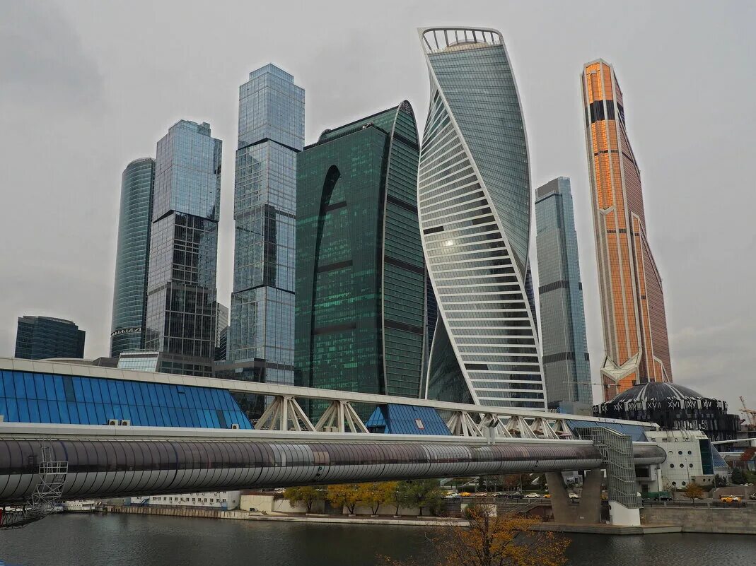 Улица москов сити. Небоскребы вид снизу. Высотки москвы москва сити. Москва сити 2002. Москва сито с красивого ракурса.