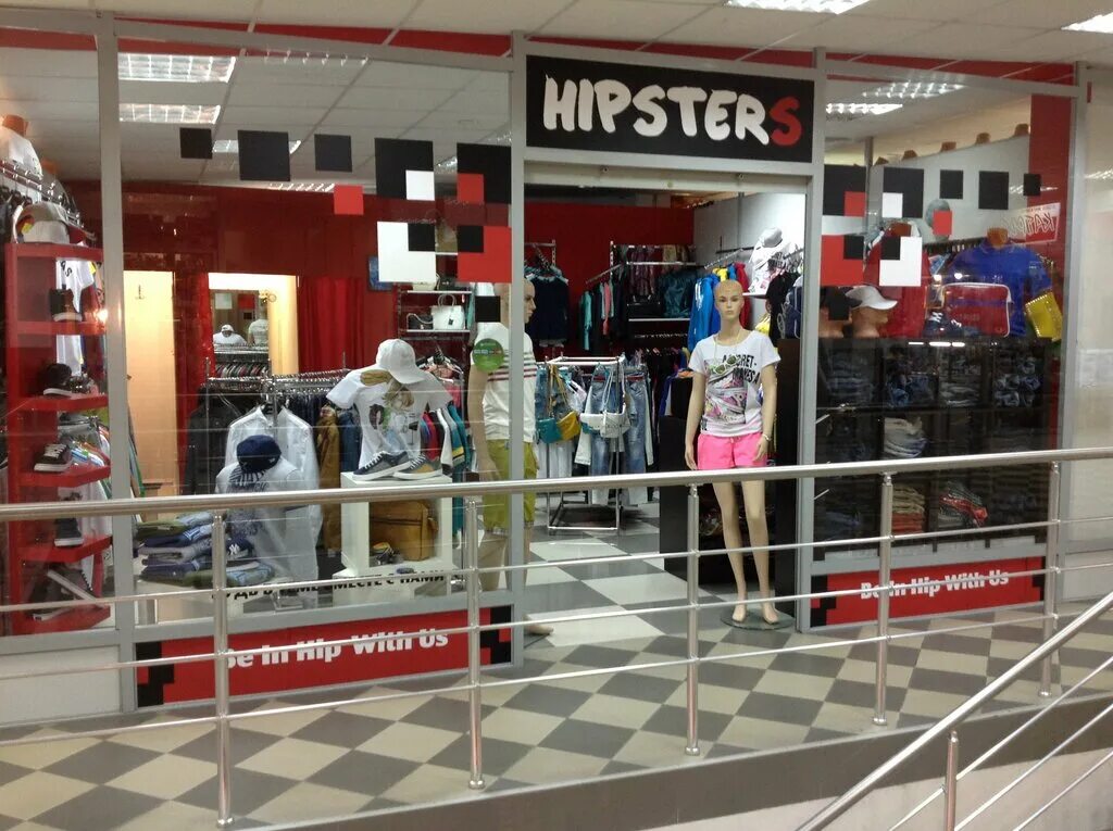 люди в магазине одежды. модные люди магазины. модные люди магазины. ооо модные люди. люди в магазине одежды.