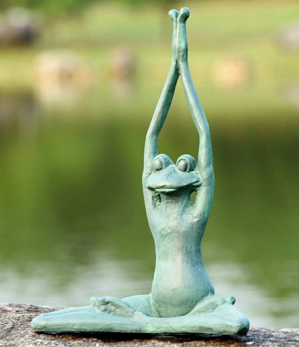 Лягушка в йоге. Скульптуры медитирующие лягушки. Медитирующая лягушка статуэтка. Лягушка йога. Лягушка в позе лотоса статуэтка.