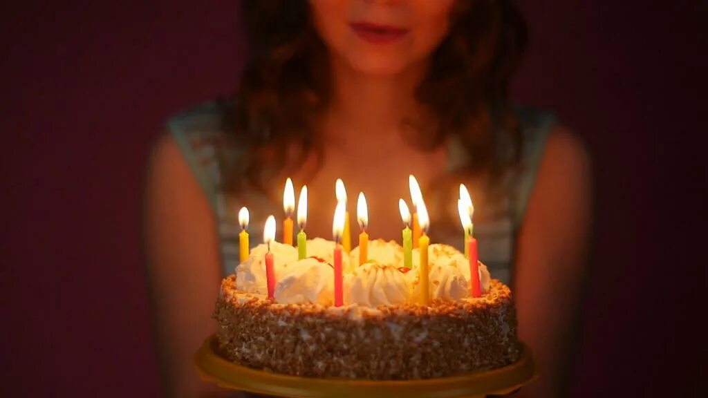 Задуть свечи на торте. Задуть свечу на торте. Свечи для торта. Торт со свечками. Торт со свечками.