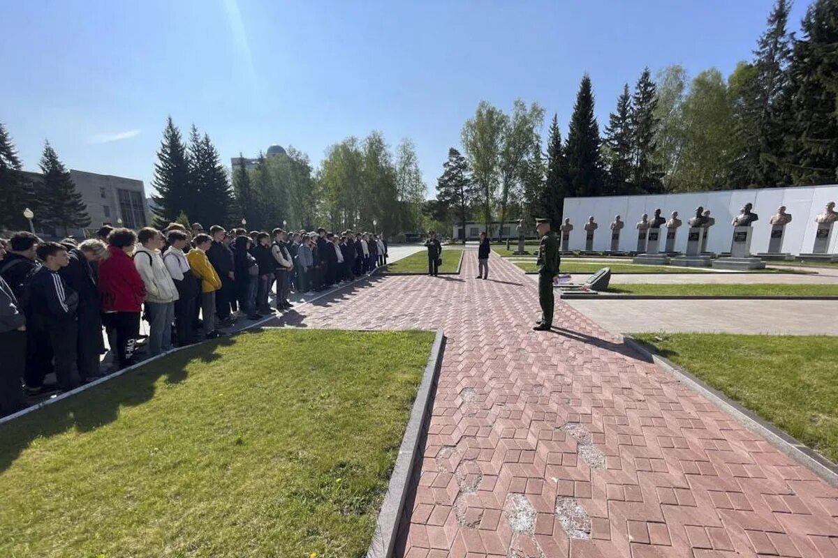 Сайт нввку новосибирское. НВВКУ Академгородок. Аллея героев НВВКУ. Экскурсия к мемориальному комплексу. Новосибирское высшее военное училище с праздником.