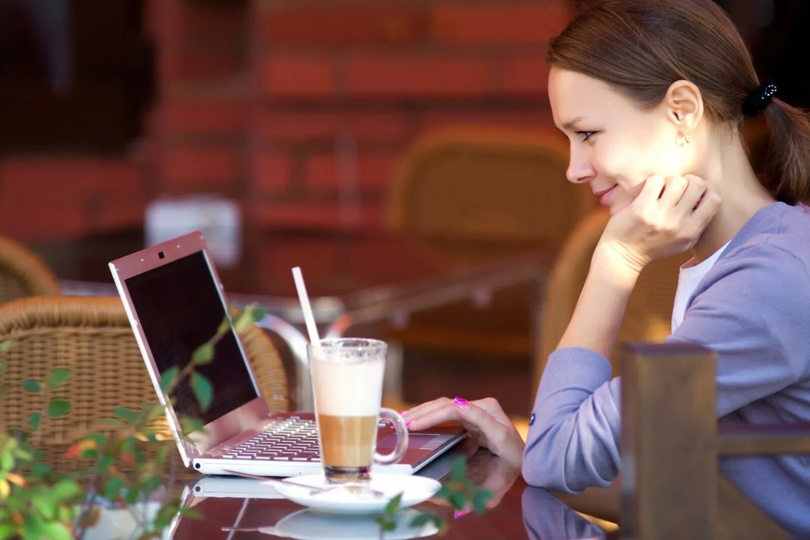 Девушка с ноутбуком в кафе. Девушка за ноутбуком в кафе. Ноутбук в кафе. Человек с компьютером в кафе.