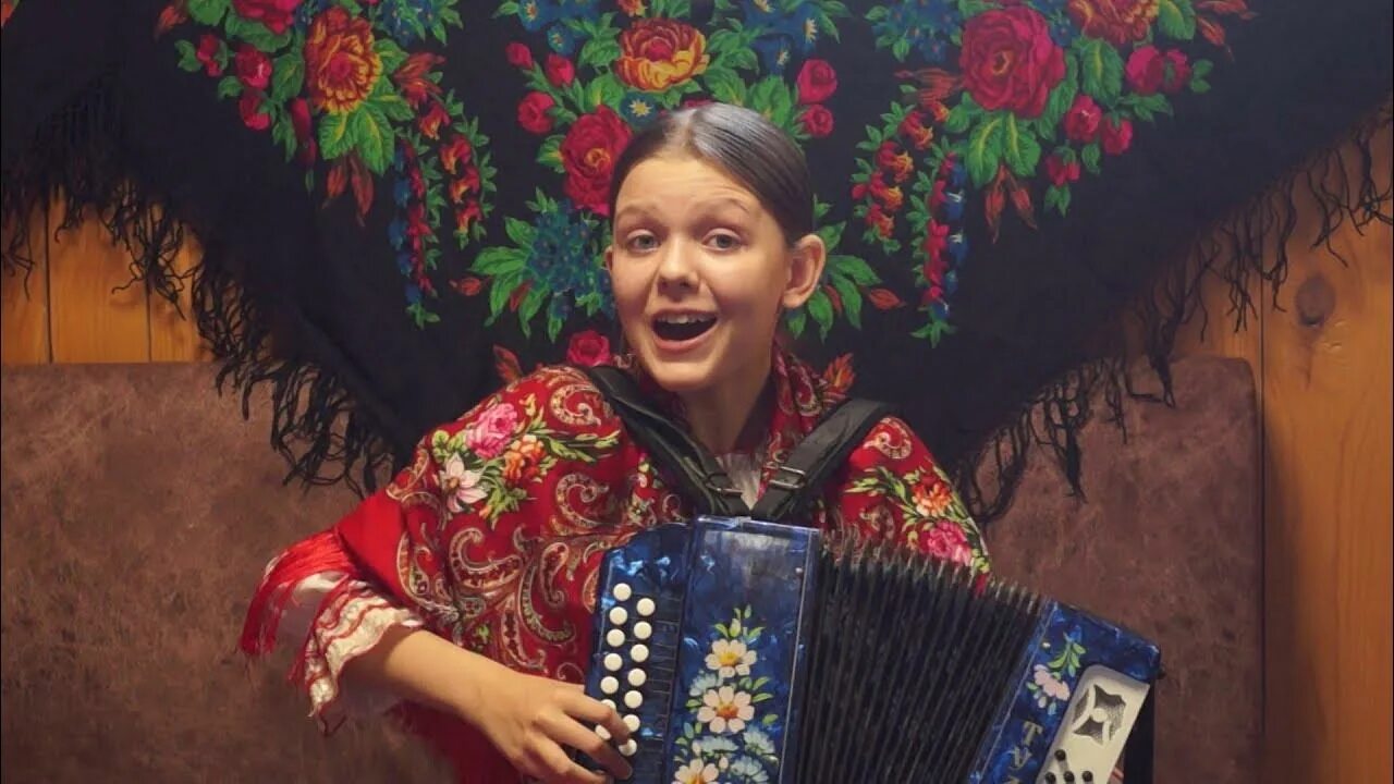 Гармонист данила. Мама под гармонь. Песни про маму гармонь. Семейный дуэт шихрагимовы. Песни про маму гармонь.
