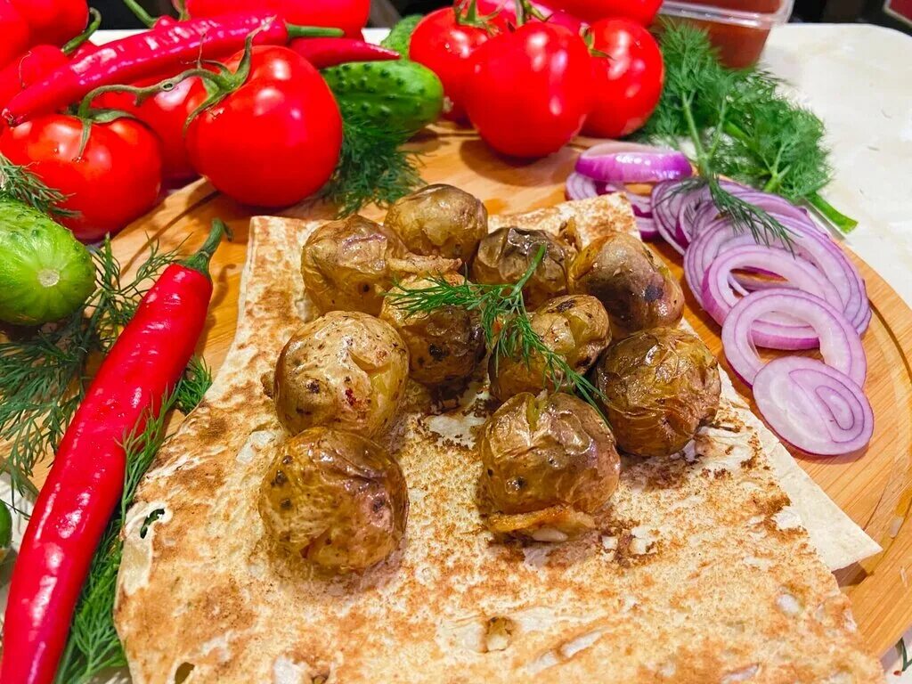 на углях москва. на углях москва. на углях москва. еда на углях вывеска. картошка с курдюком.