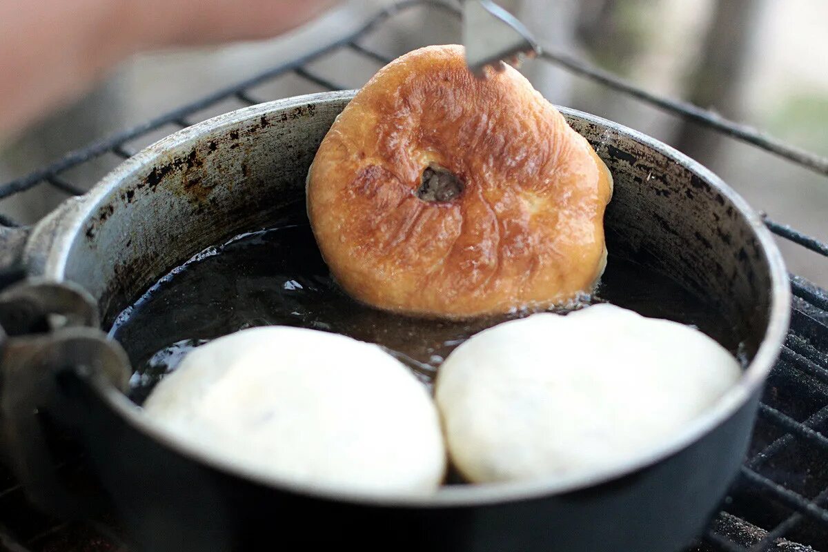 Беляши с сухими дрожжами мясом на сковороде. Беляши. Беляши на сковороде. Беляш с сыром. Подгорелые беляши.