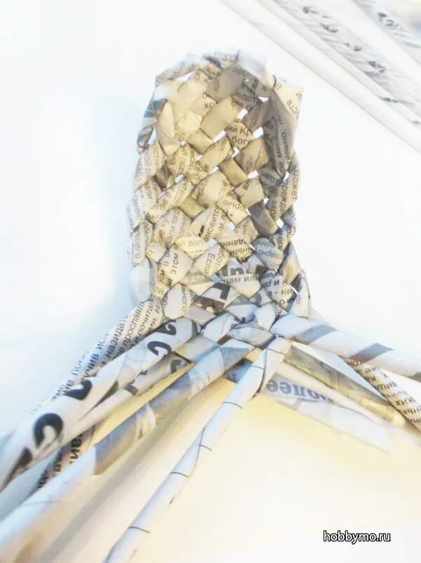 Лапти из газетных трубочек. Лапти из газетных трубочек мастер класс. Лапти из газетных. Мастер класс лапти из лыка. Лапти из газетных.