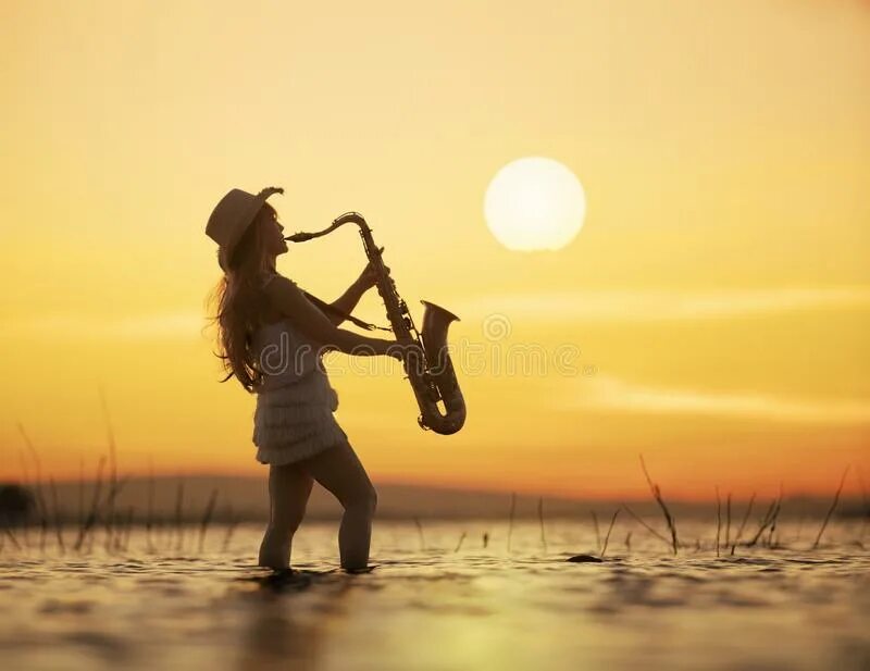 Саксофонистка анастасия матусевич. Красивая девушка с саксофоном. Фелисити саксофонистка. Девушка с саксофоном. Девушка в кепке играющая на саксофоне.