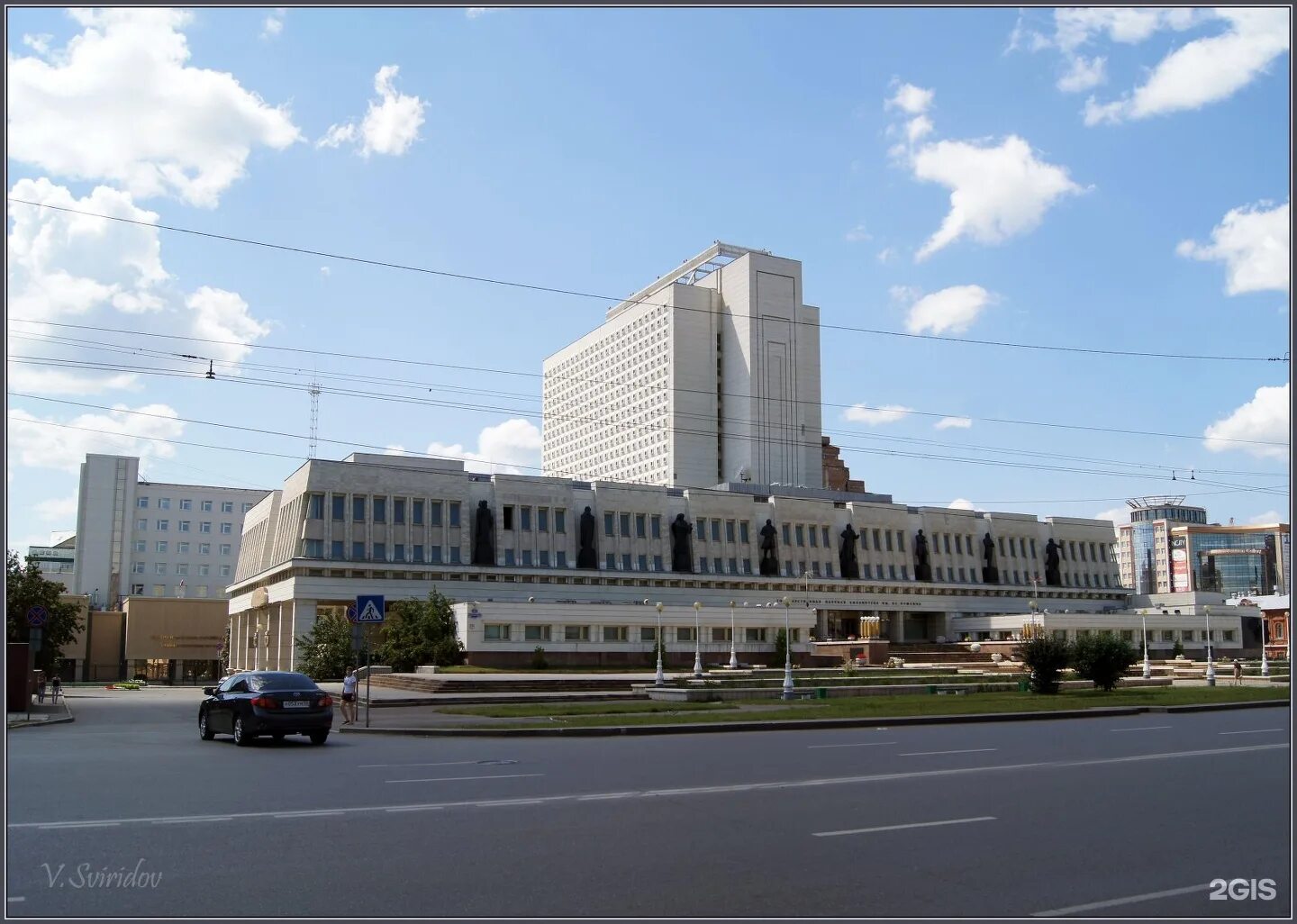 Омск библиотека ас пушкина что это. Омск библиотека ас пушкина что это. Библиотека пушкина омск статуи. С. Омская библиотека имени пушкина.