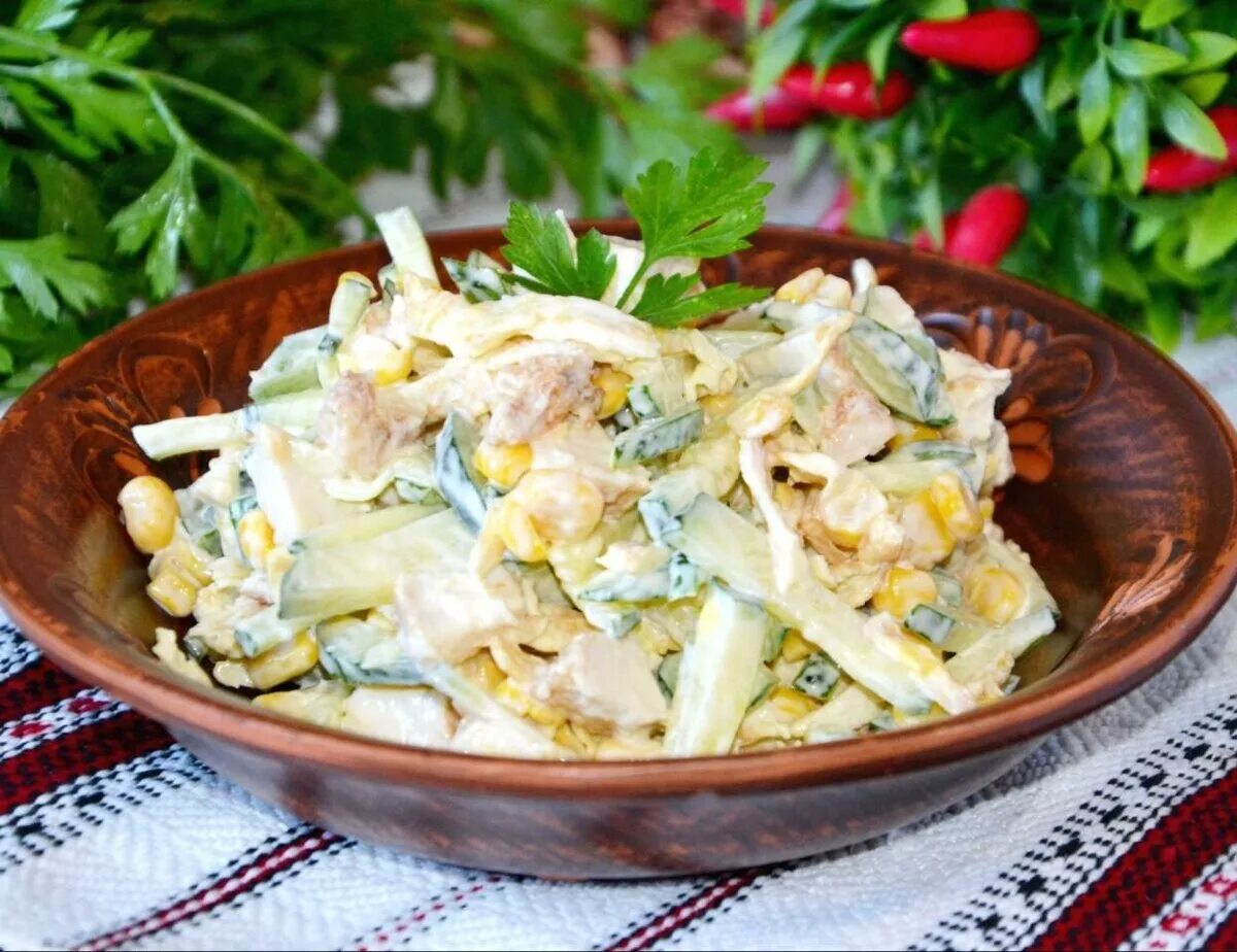 Вкусные салаты с вареной курицей рецепты. Салат с омлетом и курицей. Салат с яичными блинами и курицей. Салат с майонезом. Салат с курицей и майонезом.