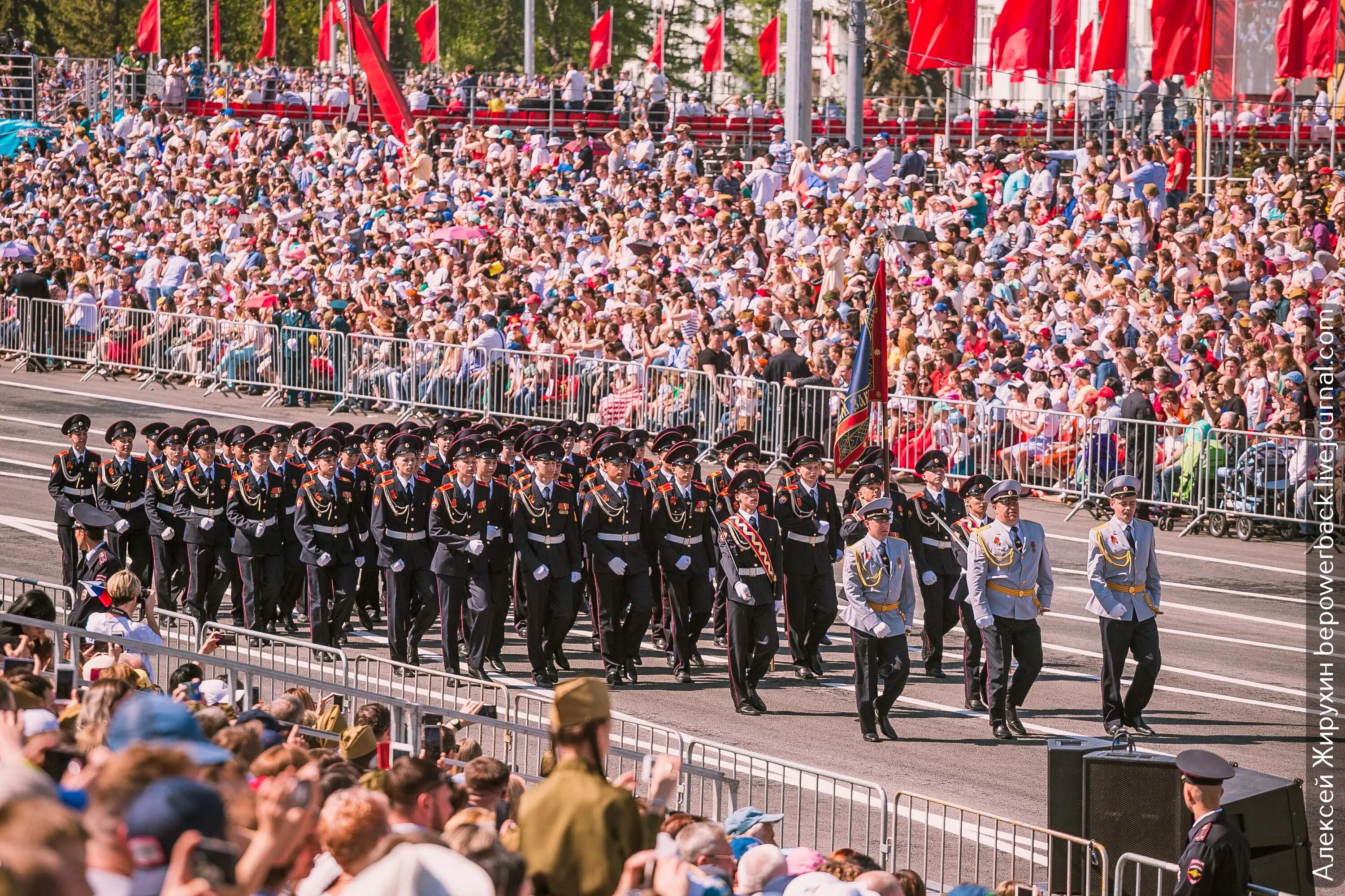 Трибуны на 9 мая Самара. Самара парад 9 мая 2023. Парад 9 мая. Шествие на 9 мая.