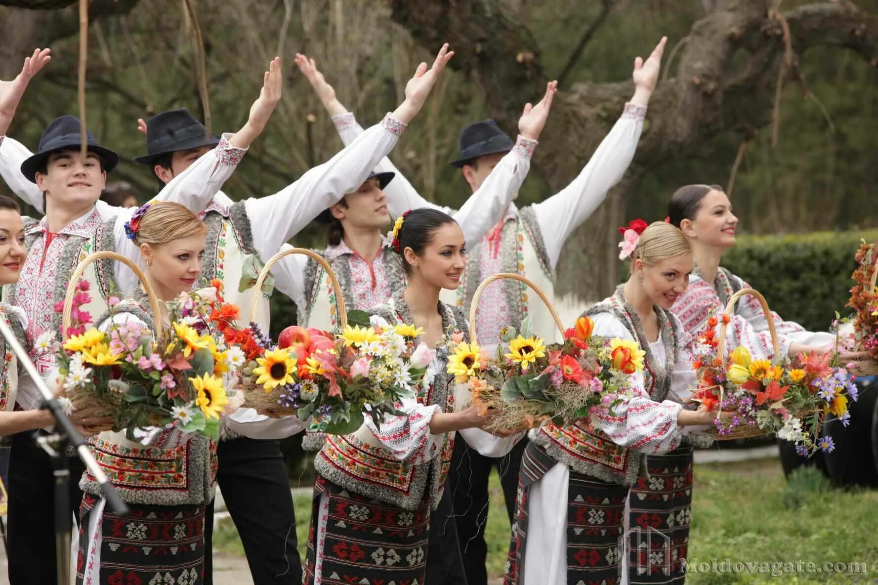 Говорит молдова. Традиции молдавского народа. Молдаване культура. Молдавские традиции и обычаи. Традиции молдаван.