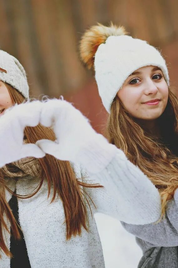 Зимняя фотосессия на улице. Зимняя фотосессия подружек. Идеи для фотосессии зимой. Фотосессия подруг. Идеи для зимней фотосессии с подругой.