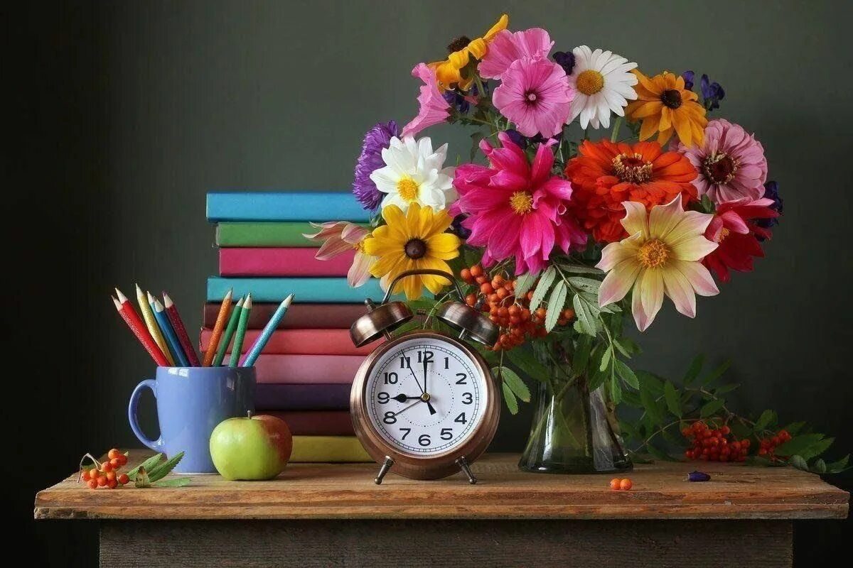 Школьный натюрморт. Красивые цветы учителю. Букет на учительском столе. Цветы на учительском столе. Цветы преподавателю