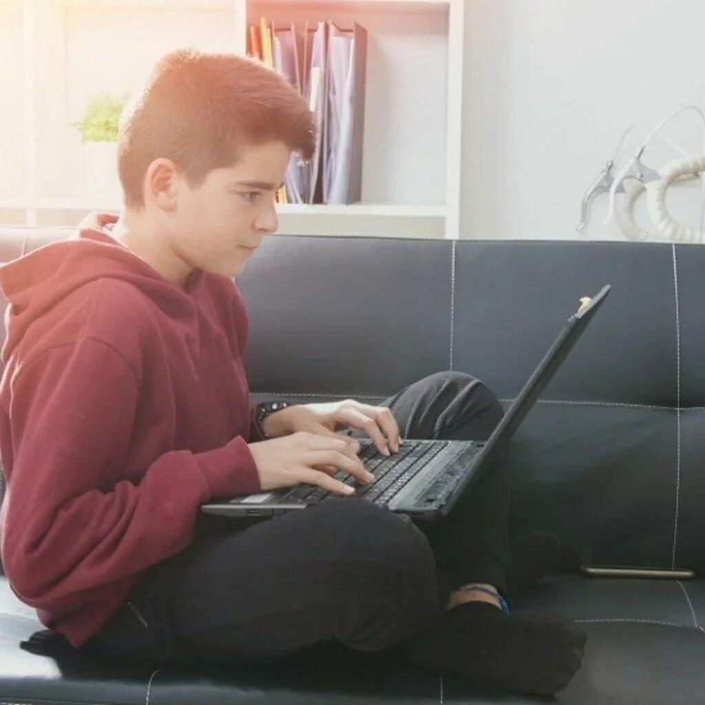 Мальчик за 7 минут прочитал. Подросток за компом. Подросток за компьютером. Подросток с ноутбуком. Подросток сидит за ноутбуком.