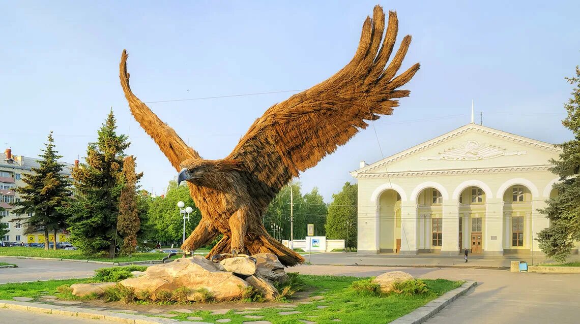 Статуя орла в городе Орел. Памятник Орлу в Орле. Символ города орла. Город Орел скульптура "Орел-основатель". Почему орел назван орлом