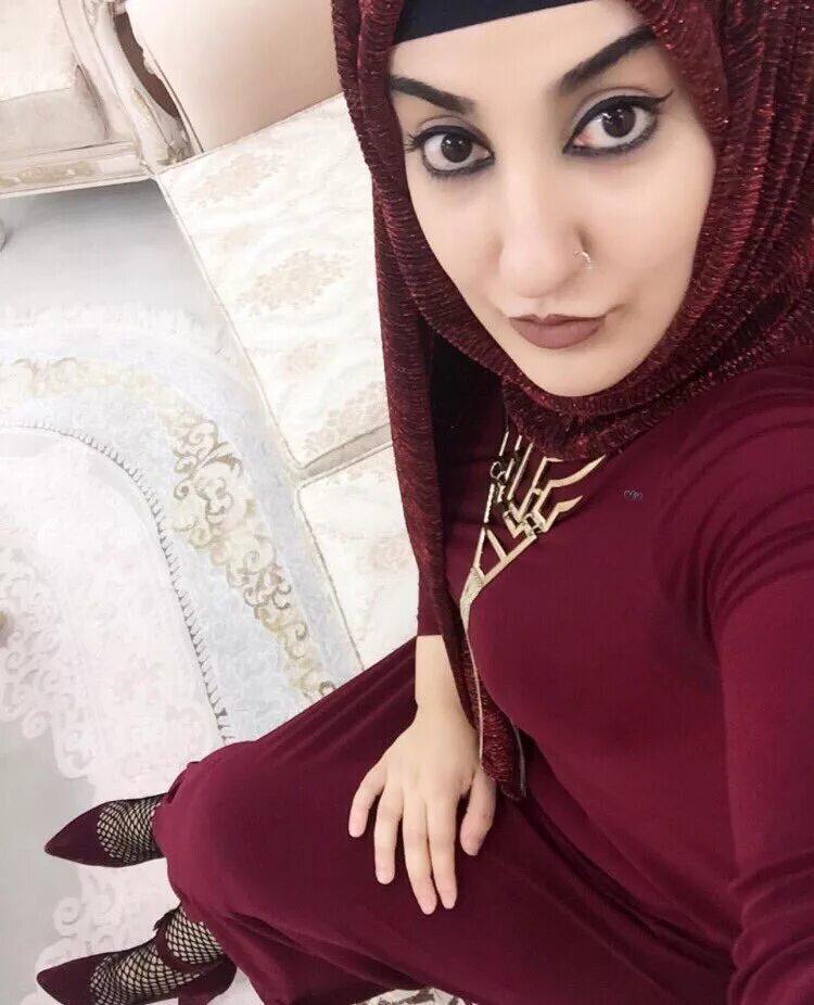 Сочные ляжки в хиджабе. В хиджабе и леггинсах. Мусульманка с большой попой. Arab am. Турецкие женщины турбанли.