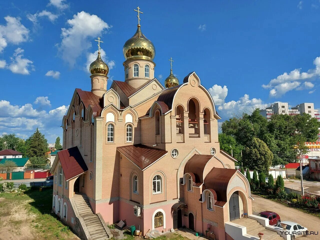 Телефон храма воронежа. Храм Митрофана Воронежского Воронеж. Церковь Митрофана Воронежского Липецк. Православный храм Митрофана и Тихона Липецк. Храм в Россоши Воронежской области.