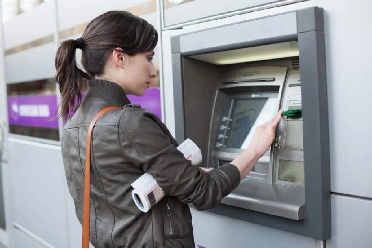 Банкомат. Банкомат (ATM). Человек у терминала. Банковский автомат (Банкомат). Проблемы терминалов