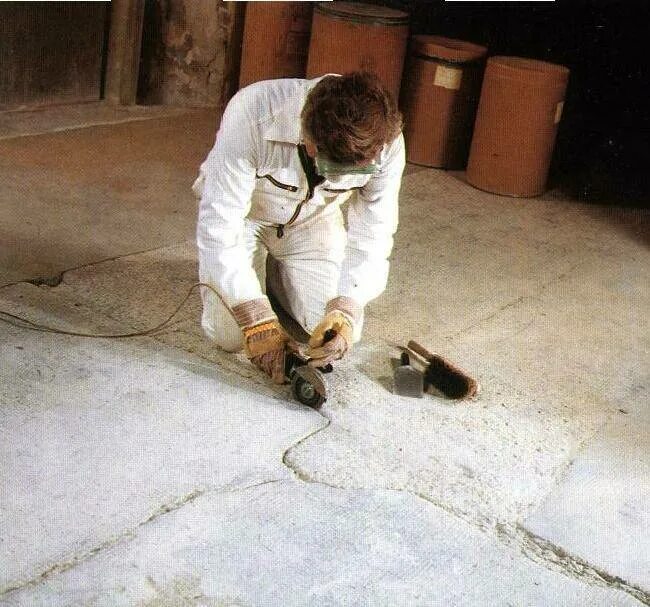Выбоины бетонного пола. Выбоины в бетоне. Заделка выбоин в полах цементных. Выбоины в бетонном полу.