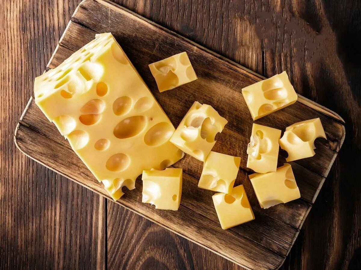Кусок сыра. Сыр Switzerland Swiss. Сыр пармезан Швейцария. Ломтик сыра. Сыр кусочек.