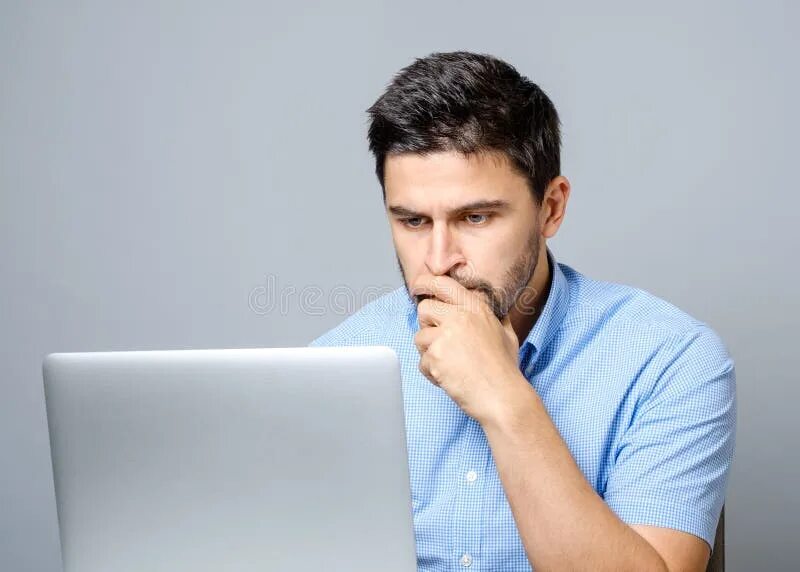 Очень сосредоточена. Сосредоточенный мужчина. Сосредоточенный человек за компьютером. Мужчина перед компьютером сосредоточен. Сосредоточенный на работе человек.