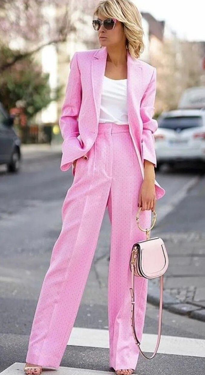 С чем надеть розовую. Розовый костюм. Розовая одежда для девушек. Розовый брючный костюм женский. Розовый наряд.