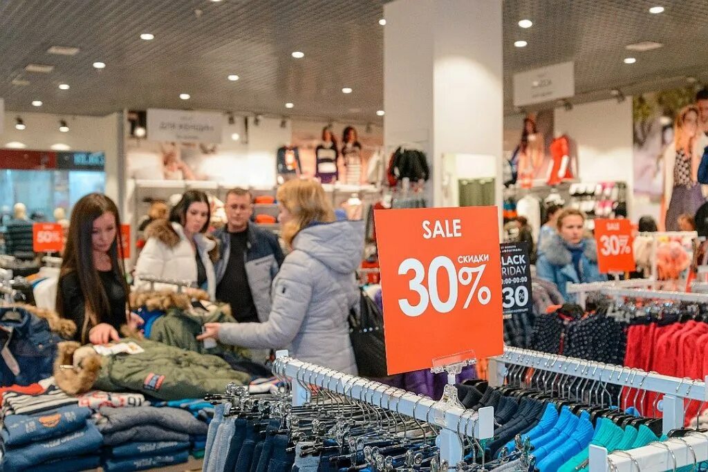 Магазин распродаж. Sale магазин одежды. sale в тц. черная пятница магазин одежды. скидки в торговом центре.