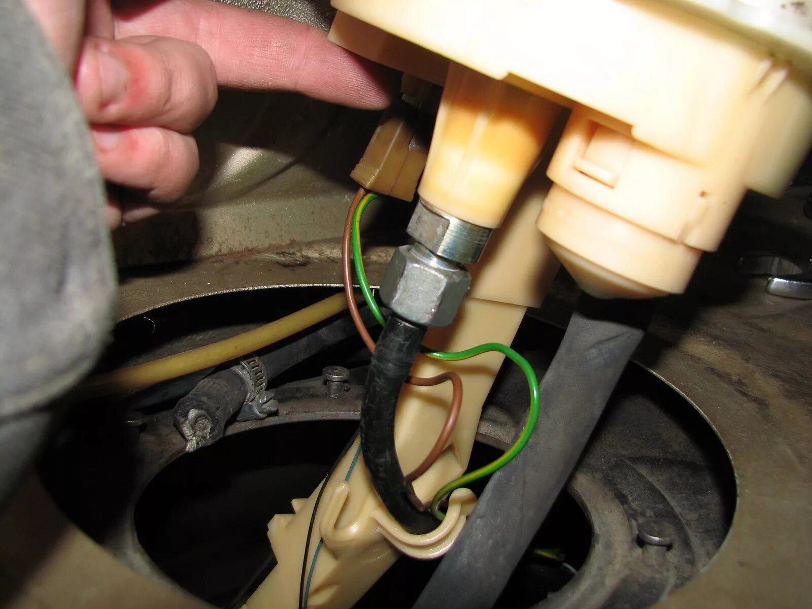 Насос отопителя автономки камаз. Насос топливный на вебасто freelander 2. Насос циркуляционный мерседес w220. Где стоит насос. Циркуляционный насос для вебасто т5.