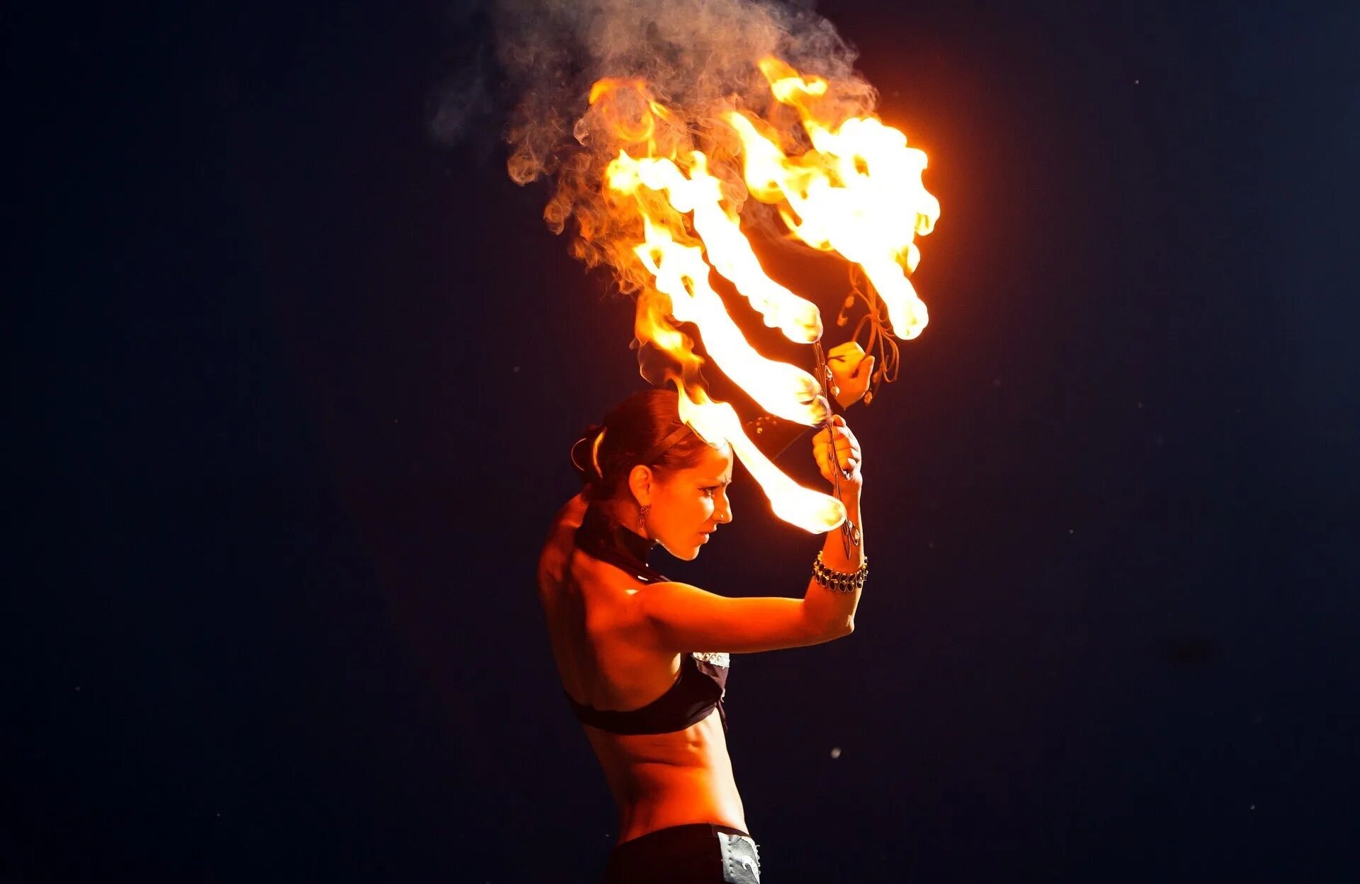 Яркие эмоции. Мы поем с огнем. Мы поем с огнем. Огонь в лесу для детей. Мы поем с огнем.