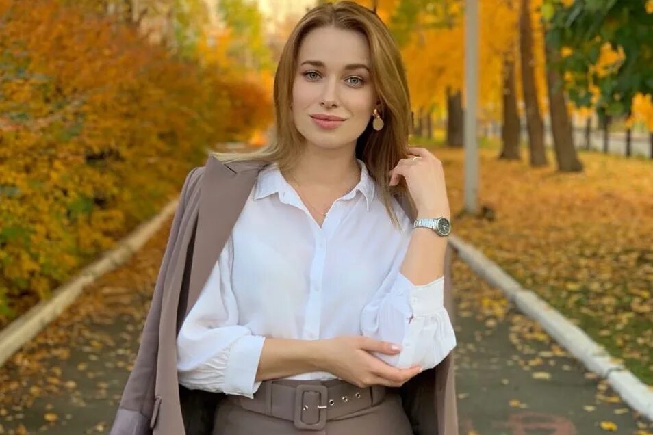 Молодая красивая учительница. Молодые женщины учителя. Учитель. Красивые учительницы. Симпатичный учитель.