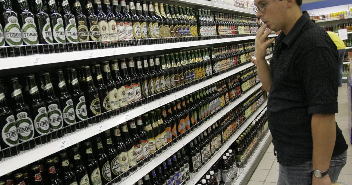 Где сейчас пиво купить. Прилавок с пивом. Пиво в супермаркете. Полка с пивом в магазине.