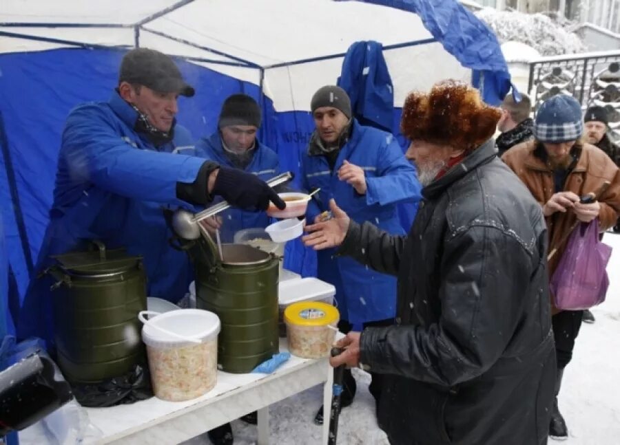 Волонтеры помогающие бездомным. Пункт помощи бездомным. Волонтеры помогают бездомным. Бомжам благотворительность. Обеспечение населения.