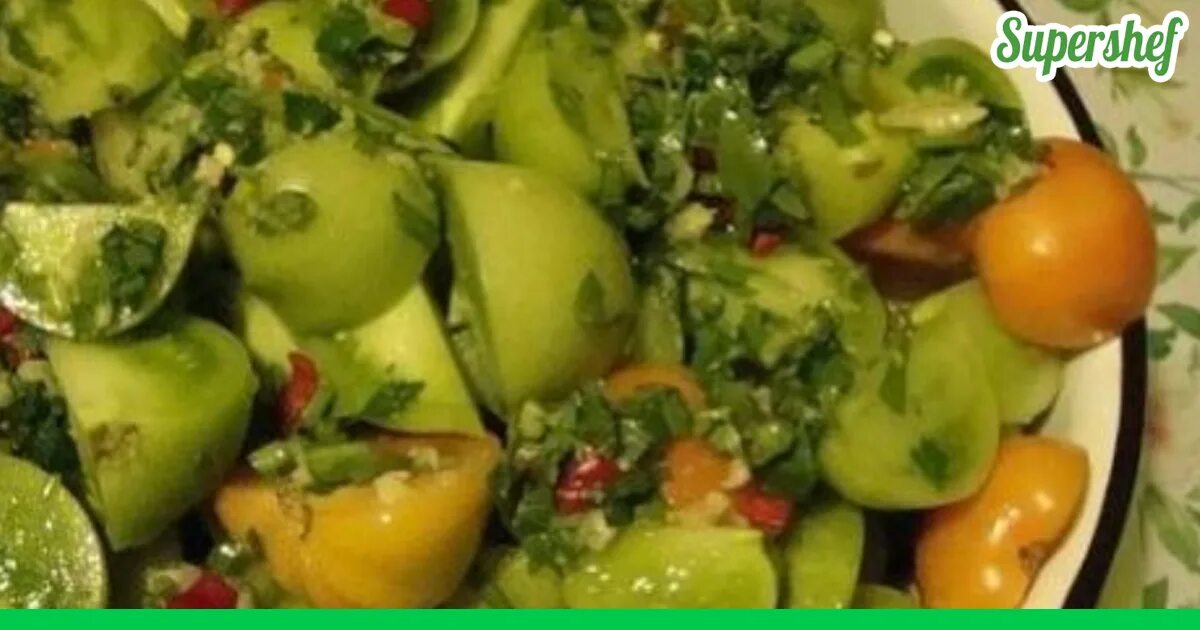 Зеленые помидоры резаные дольками на зиму. Зеленые помидоры резанные в собственном соку с зеленью в ведре. Помидоры солёные зелёные. Зеленые помидоры резаные острые. Закуска из зеленых помидоров дольками с чесноком.
