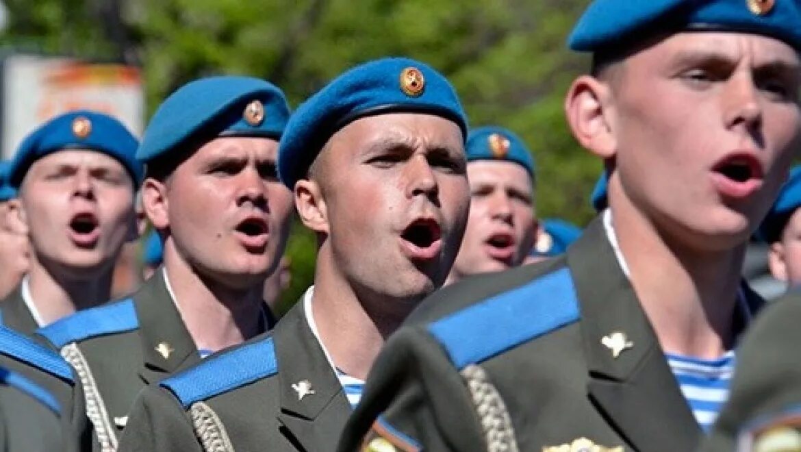 Армейские строевые песни. Десантники на параде. Солдат поет на параде. Солдаты поют в строю. Строй солдат на параде поют.