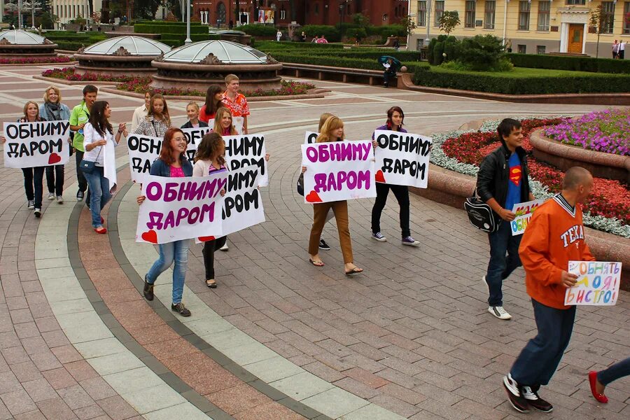 плакат для встречи в аэропорту. обними город норильск 2023. влюбленные ночью. обними город норильск. норильск 15 июля.