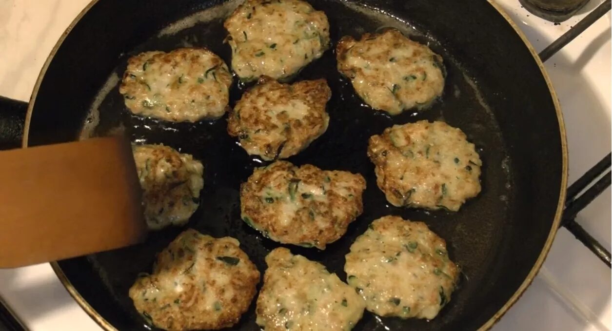 Оладьи из кабачка в духовке. Вкусные оладьи из кабачков с фаршем. Оладьи из кабачков с фаршем. Кабачковые оладьи с фаршем. Оладьи из кабачка и фарша.