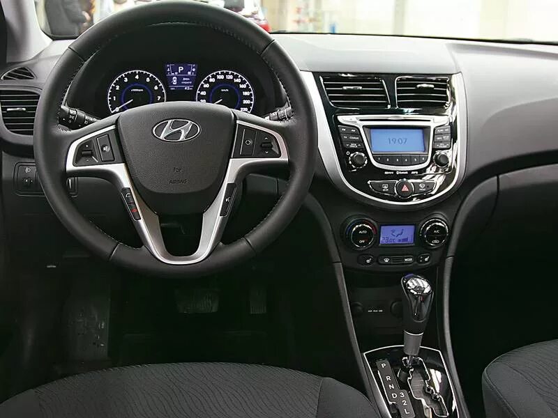 Хендай солярис полная. Hyundai Solaris 2014 седан салон. Hyundai Solaris 2011 Interior. Hyundai Solaris 2011 комплектации. Хендай Солярис 2011 1.6 автомат.