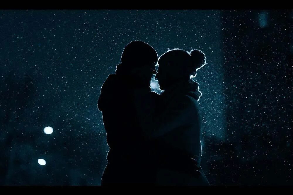 Аниме ночь. Обнимаю на ночь. Влюбленные под снегом. Поцелуй под луной. Темное объятие ночи.