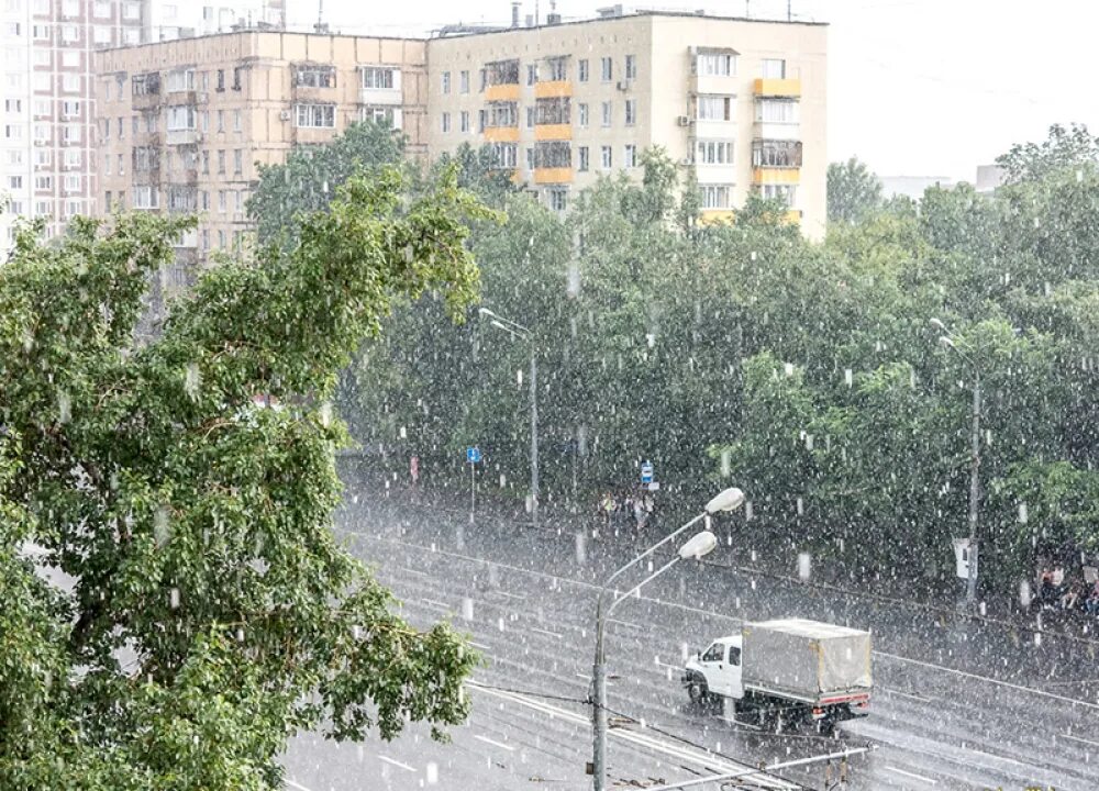 Ливень и град в Москве. Сильный дождь. Дождь с градом. Ливень с градом.