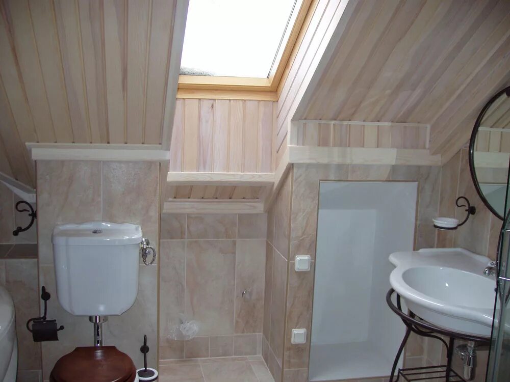 Обшивка ванной комнаты осп. Лестница из сип панелей. Отделка санузла в дачном доме. Туалет в доме из сип панелей. Санузел имитация бруса.