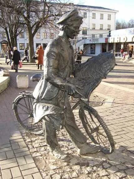 Памятник почтальону в нижнем новгороде. Минск скульптура городские весы. Скульптуры владимира жбанова. Скульптор жбанов минск. Почтальон минск.