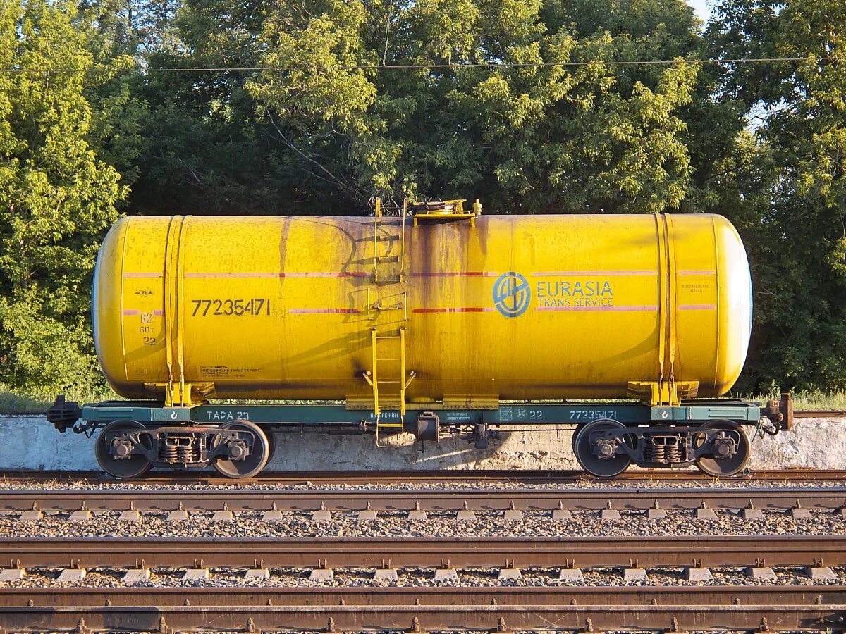 15-1424-03 модель вагона. Черная цистерна с желтой полосой. Журнал цистерна. 4-осная цистерна для бензина с переходной площадкой. Цистерна для олеума модель 15-1226.