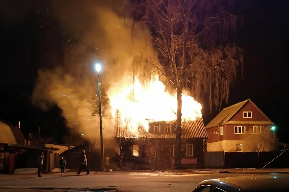 Горит дом 16. Пожар в осташкове. сгоревший деревянный дом. пожар дома. горящий дом ночью.