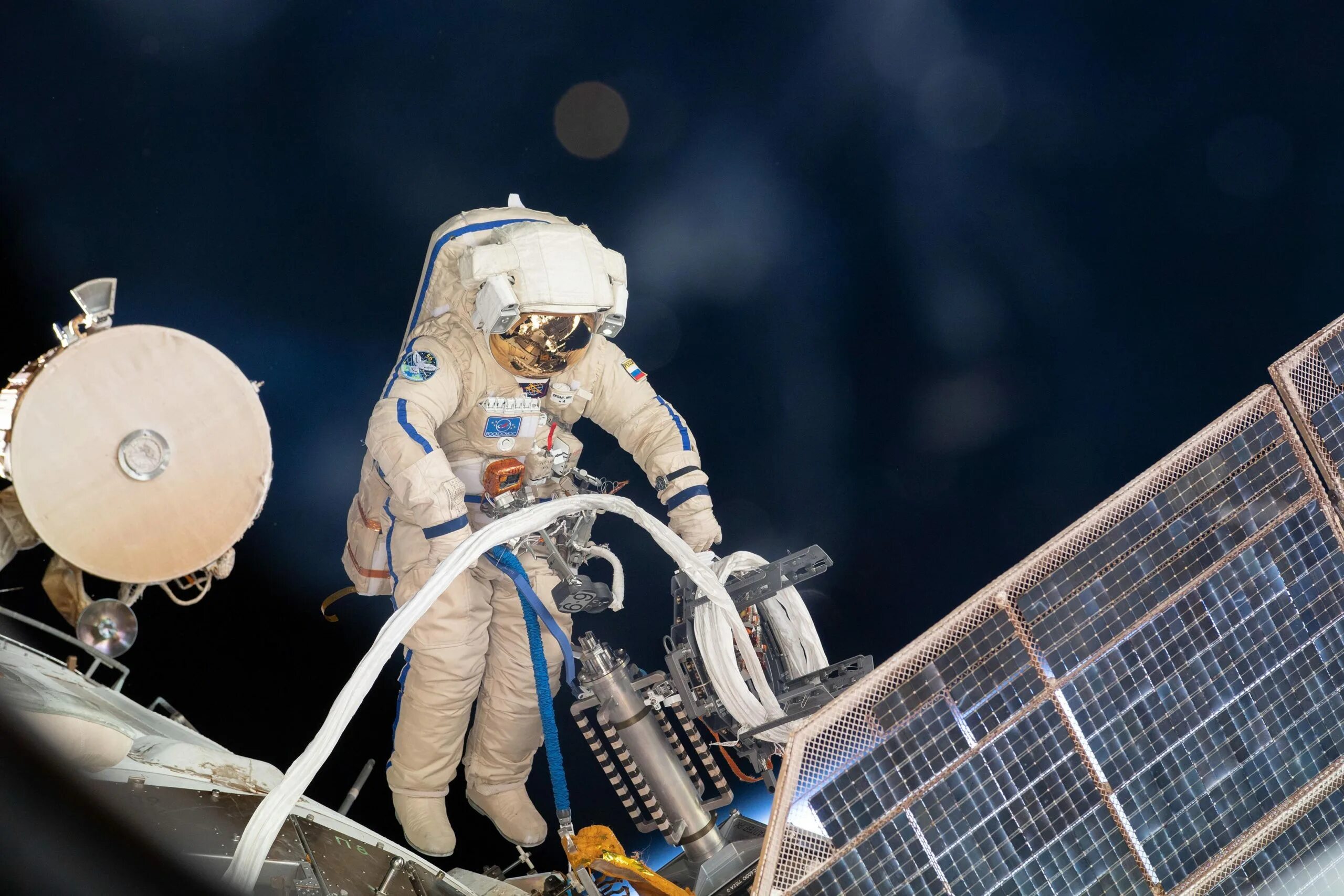 Первый выход на орбиту. Космонавт МКС Артемьев. Космонавт МКС Артемьев 2018. Национальная орбитальная Космическая станция.