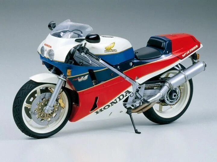 Какие модели мотоциклов. Мотоцикл Honda VFR 750. Honda VFR 750 Tamiya 1/12. Tamiya мотоцикл Honda vfr750r 1/12. Хонда ВФР 750 Р.