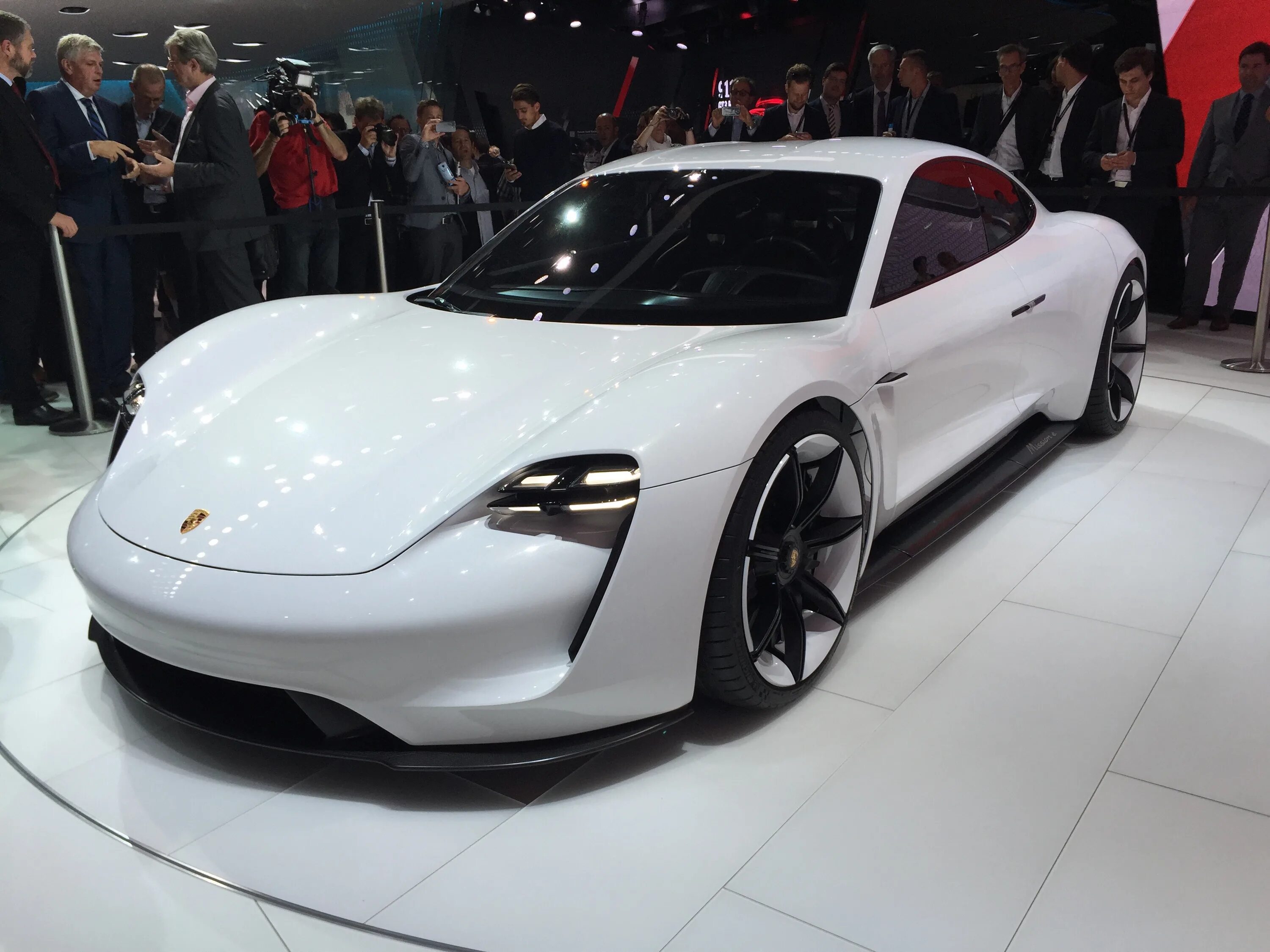 Порше электрокар. Porsche Mission e. Порше Mission e Concept. Новый Porsche электрокар.