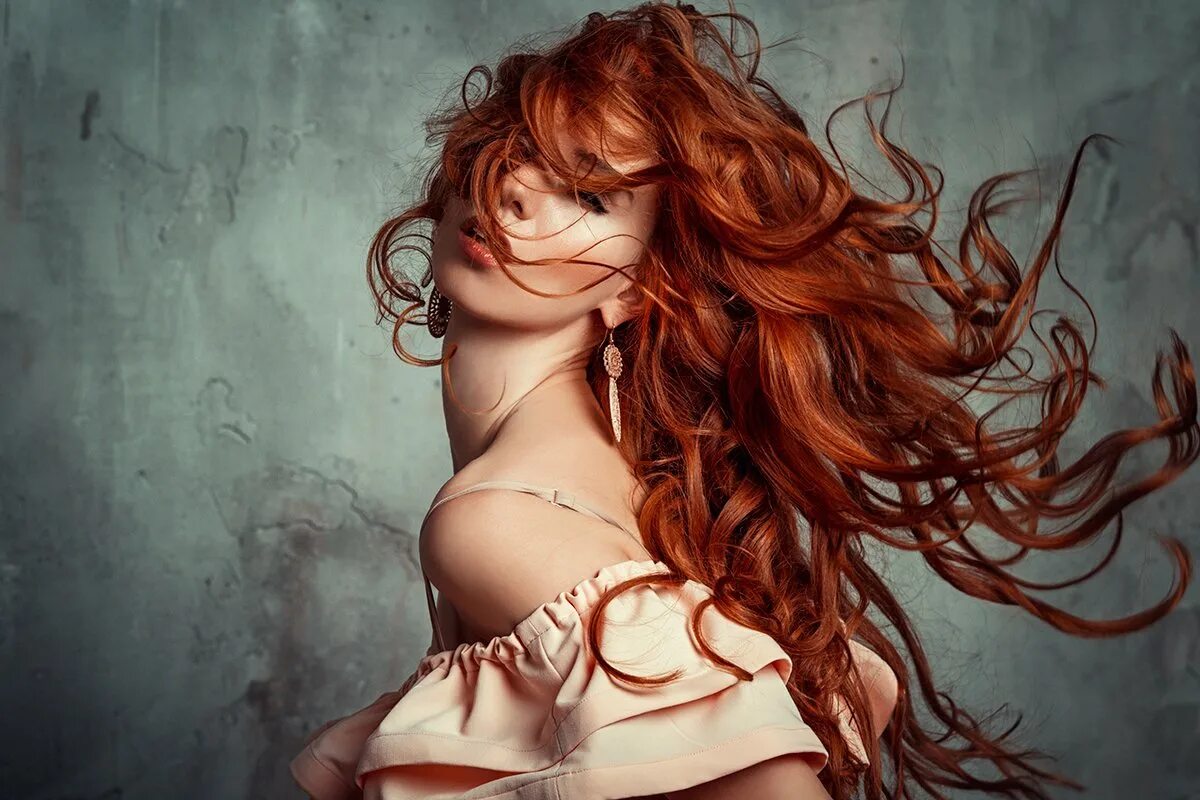 Рыжеволосая Катрин кюн. Девушка завивает волосы. Девушка с разивающимися волосами. Девушка с развивающимися волосами.