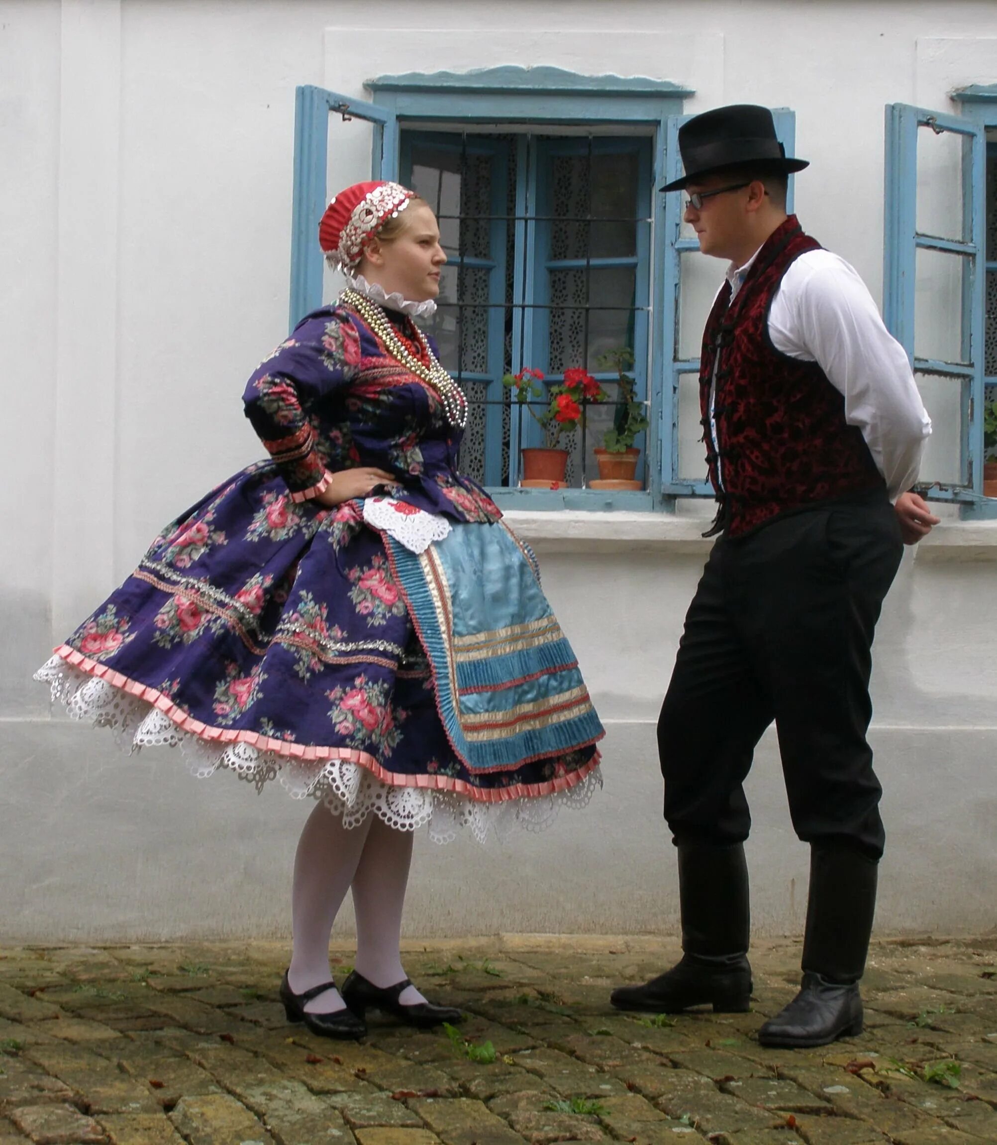 национальный костюм мадьяр. национальный костюм венгров. национальный костюм мадьяр. венгерцы в национальном костюме. венгерский костюм женский.